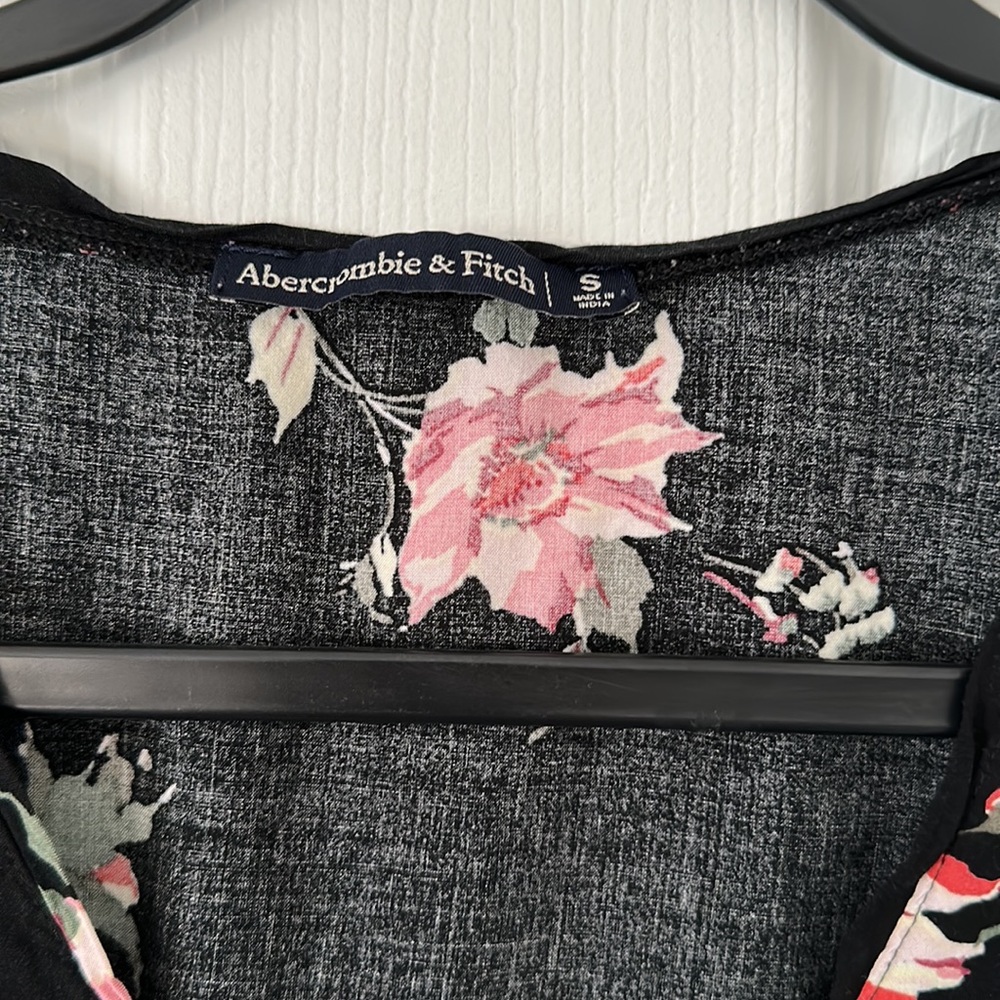 Abercrombie & Fitch Black Floral V-Neck Cap Sleeve Blouse - Picture 2 of 4